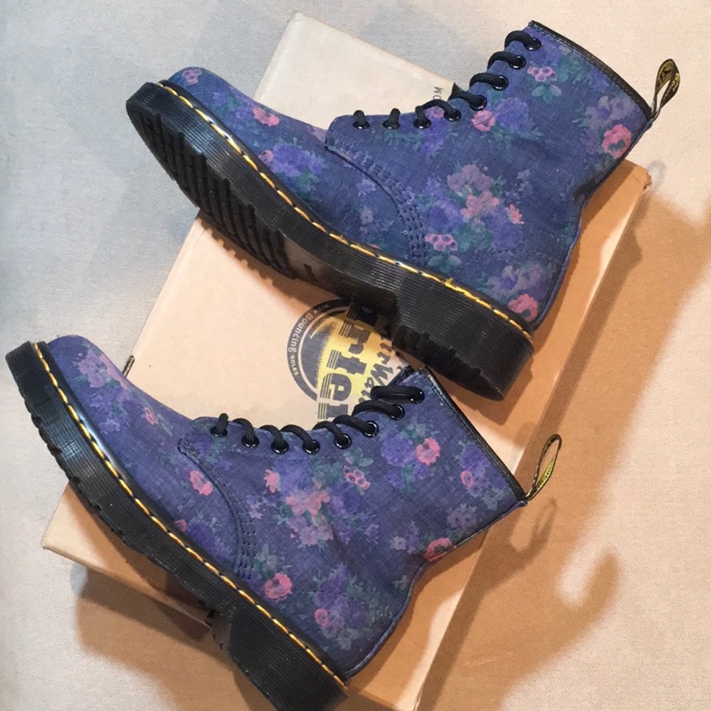 NWB DR MARTENS CASTEL DENIM LOOK BOOT